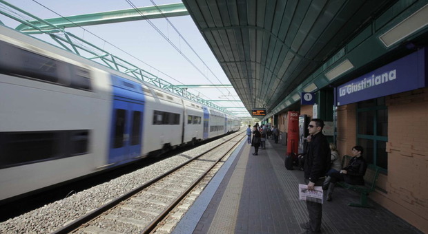Roma, panico sul treno: uomo minaccia con coltello passeggeri alla Giustiniana