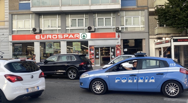 Rapinatore messo in fuga dalla direttrice del market, arrestato mentre passeggia tranquillamente a Pescara
