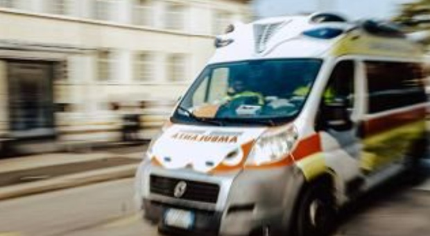 Incidente a Sesto San Giovanni, perde il controllo della moto e si schianta: morto un 18enne