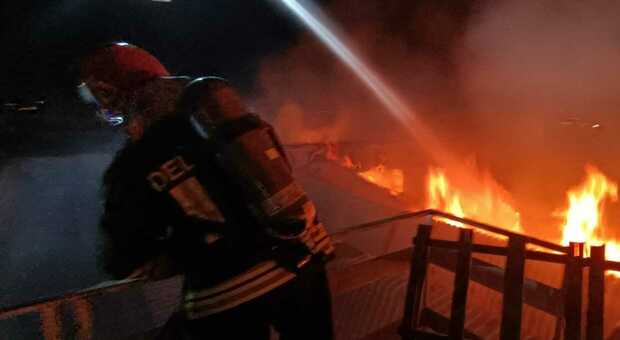 Incendio in fabbrica nel Casertano: fiamme spente nella notte