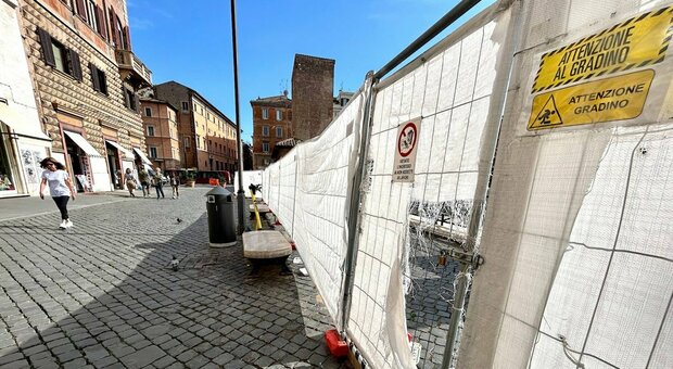 Roma, il cantiere di Largo Argentina occupato da spacciatori e senzatetto: l'area è recintata da due anni