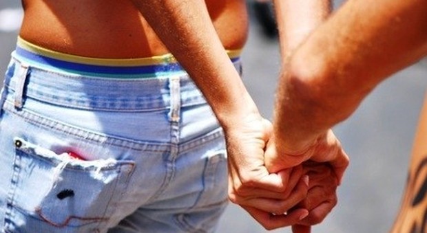 Esclusivo/Parla il gay braccato per un bacio: «Ora vivo nella paura di aggressioni»