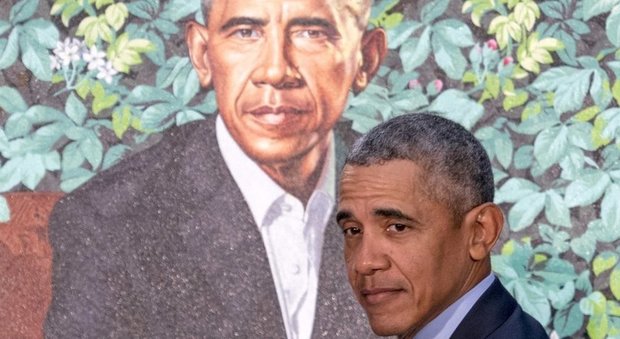 Usa, svelati i ritratti di Barack e Michelle Obama. L'ex presidente: «Avevo chiesto meno capelli bianchi»