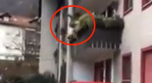 Litiga con un uomo in strada e cade dal balcone: 40enne si frattura il bacino