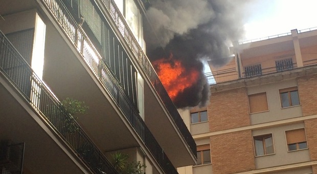 Napoli, casa in fiamme a Fuorigrotta: cinque intossicati, due bambini