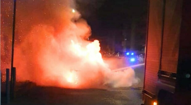 Incendio auto nella notte: in fiamme l'auto del consigliere comunale di Gallipoli