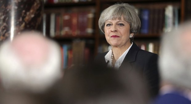 Gran Bretagna, conservatori ancora in calo: ipotesi parlamento senza maggioranza