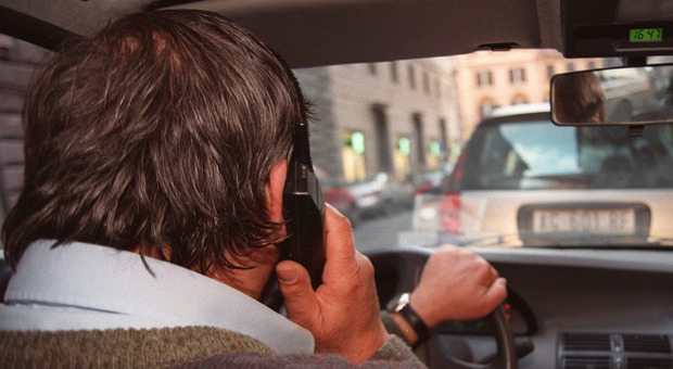 Civitanova, cellulare mentre si guida: in un solo giorno otto autisti multati