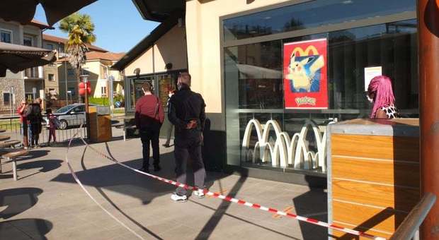 La fila all'ingresso del McDonald's (foto Enrico Meloccaro)