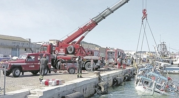 San Benedetto, ripescata la barca affondata nel porto: ora si indaga sulle cause dell'incidente