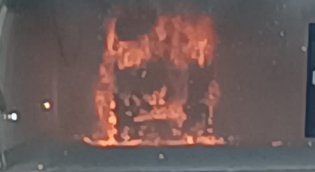 Il camion che trasportava carta in fiamme sul Raccordo Perugia-Bettolle