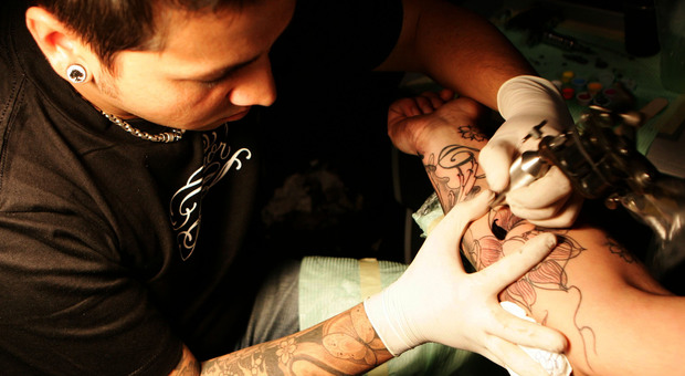 La moda di piercing e tatuaggi nella costante esibizione del sé