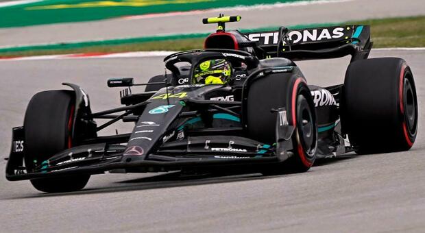 Il sette volta campione del mondo Lewis Hamilton con la Mercedes W14 B