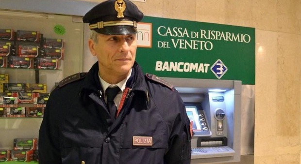 Un poliziotto davanti allo sportello bancomat della stazione ferroviaria