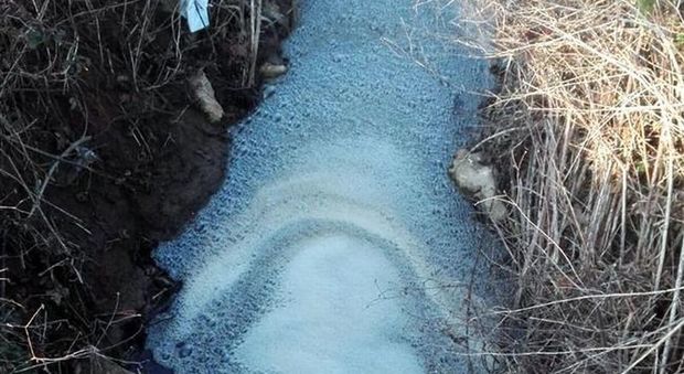 Scaricava schiuma bianca in un canale: sequestrata lavanderia industriale a Fiumicino