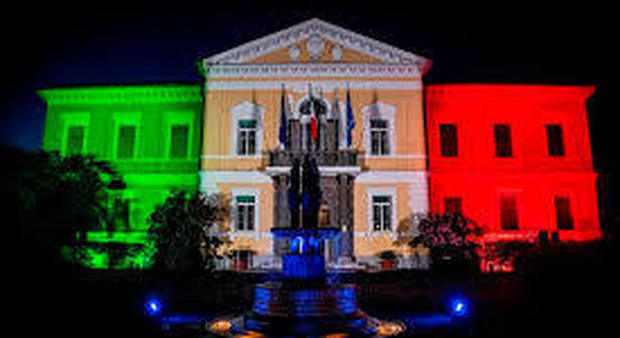 Roma, i colori della bandiera italiana sulla facciata dello Spallanzani: finora 462 pazienti dimessi