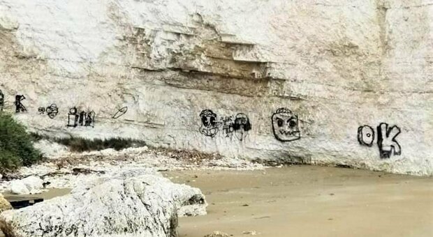 Puglia, imbrattata roccia dietro il monolite Pizzomunno a Vieste: «Brutto gesto opera di ragazzini»