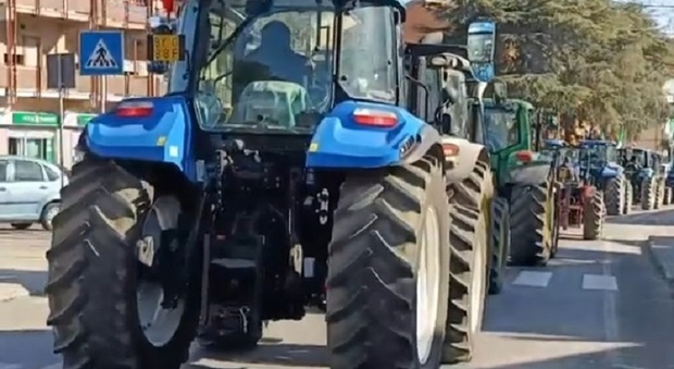 La protesta degli agricoltori si allarga a Orvieto: una quarantina di trattatori sfila allo Scalo