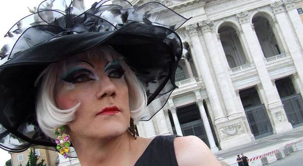 Addio alla drag queen La Karl du Pigné: da 30 anni regina delle notti arcobaleno romane