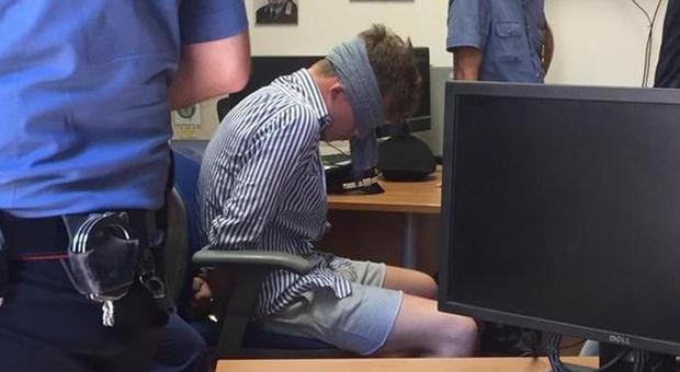 Americano bendato in caserma, la foto diffusa su Whatsapp: due carabinieri a rischio processo
