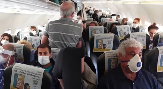 Volo affollato, in aereo senza distanziamento sociale: polemica sul web