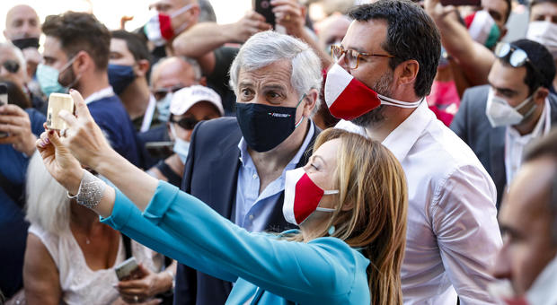 2 giugno, centrodestra in corteo a Roma. Salvini: «Qui per gli italiani dimenticati»