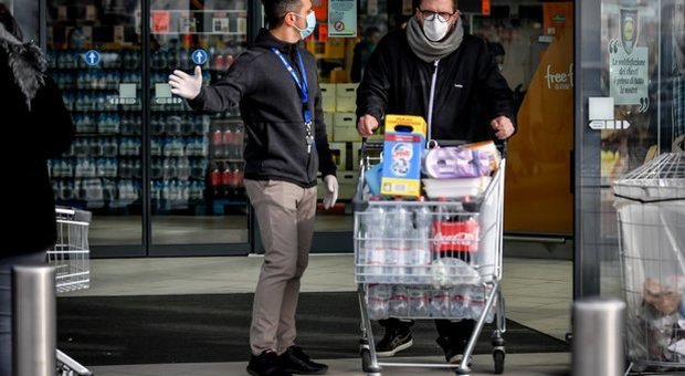 Coronavirus, indagine dell'Antitrust sull'aumento dei prezzi di alimentari, guanti e disinfettanti