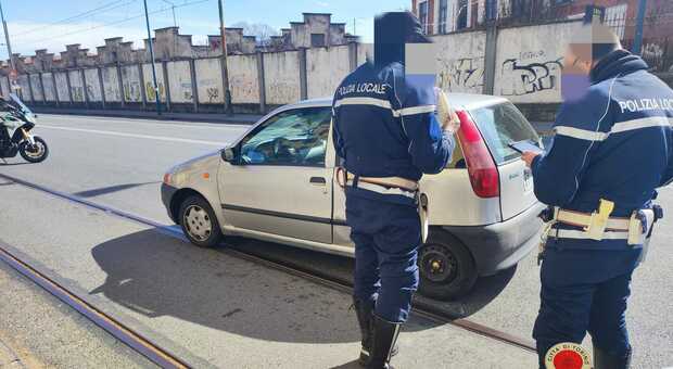 Auto inseguita per le strade di Torino: gli agenti trovano alla guida un 15enne rom