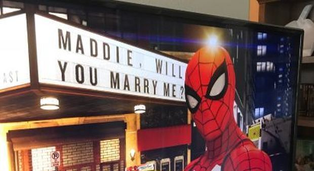 Fa scrivere su Marvelʼs Spider-Man la proposta di matrimonio, la ragazza lo lascia per il fratello