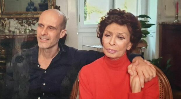 Sophia Loren, sul set dopo dieci anni per amore del figlio Edoardo Ponti e per «Una storia bella». Su Netflix