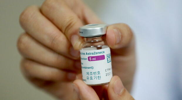 Vaccino AstraZeneca, la Danimarca sospende l'utilizzo: «Gravi casi di coaguli di sangue»