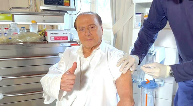 Silvio Berlusconi, terza dose di vaccino: «Ora tocca a voi, dobbiamo evitare nuovi lockdown»
