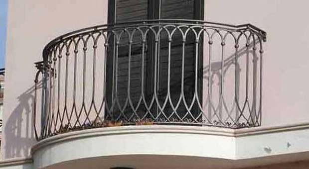 Bimbo di 14 mesi cade dal balcone nel centro di Salerno: ricoverato in prognosi riservata