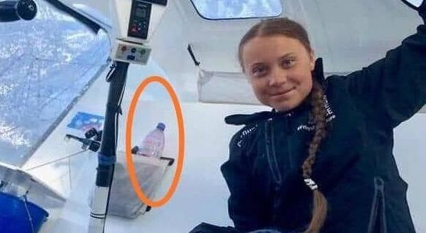 Greta Thunberg e la bottiglia di plastica in barca, la rete non perdona la svista dell'attivista