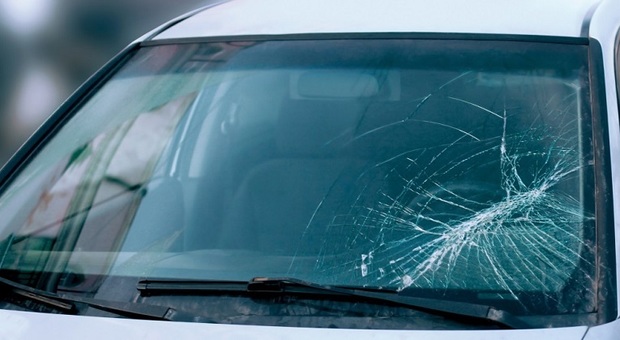 Bomba carta esplode vicino auto, parabrezza e finestrini in frantumi