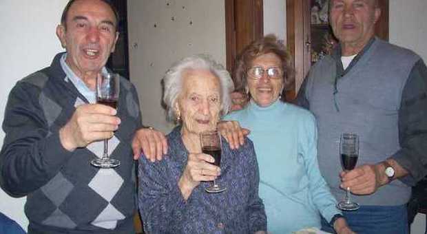 La centenaria Cesira Borseti con i figli Felice, Luciana e Giovanni