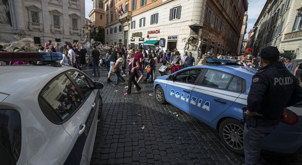 Roma, Fontana di Trevi, molesta turista e aggredisce poliziotti: romeno arrestato