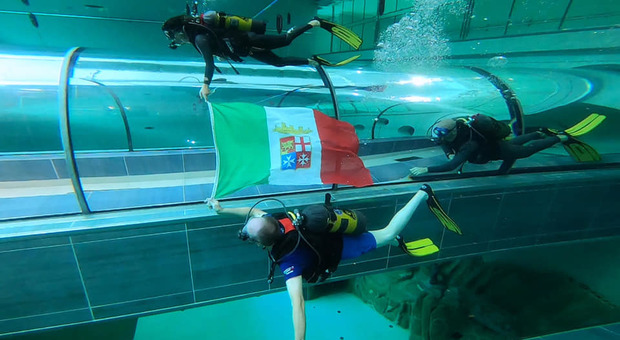 La spettacolare immersione nella piscina Y-40 di Montegrotto