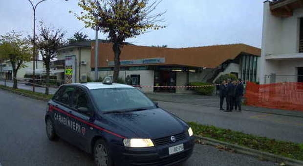 Esplosione nella notte: salta in aria il bancomat della filiale di RovigoBanca