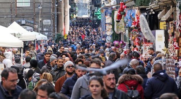 Napoli, ultima domenica prima di Natale col pienone: fiumana di gente nelle strade dello shopping
