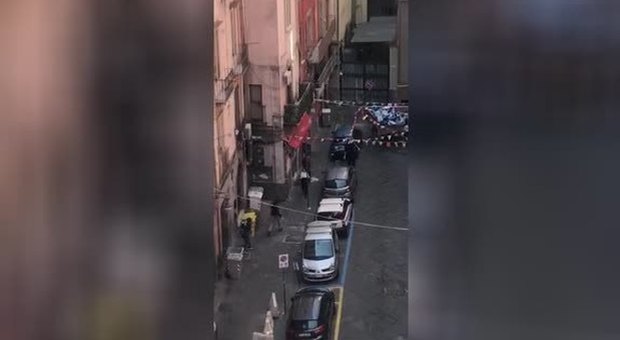 Coronavirus a Napoli, decine di persone in strada alle spalle del corso Umberto