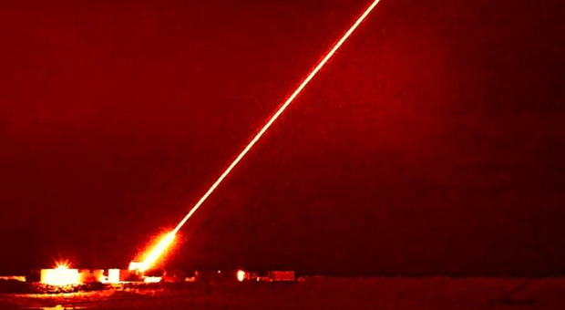 Laser DragonFire, la nuova arma testata dal Regno Unito. «Può colpire una moneta distante un chilometro»