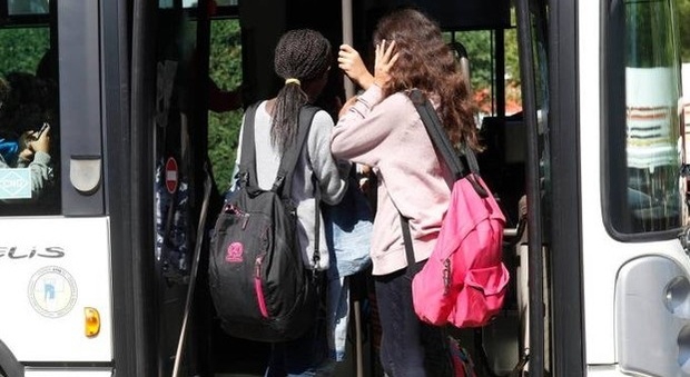 Cattolica, molesta sul bus le ragazzine amiche della figlia: autista arrestato
