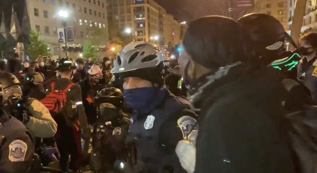 Scontri e tensioni davanti alla Casa Bianca tra manifestanti e polizia. A New York transennata la Apple sulla Quinta stradaVIDEO