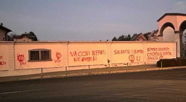No Vax, scritte choc sui muri del cimitero: la denuncia del sindaco