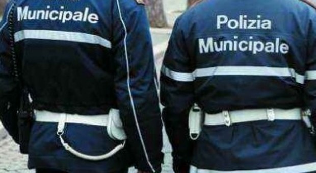 Due agenti della polizia municipale