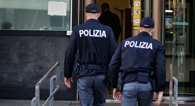 Poliziotti, a Viareggio agente colpito da un mattone da un migrante