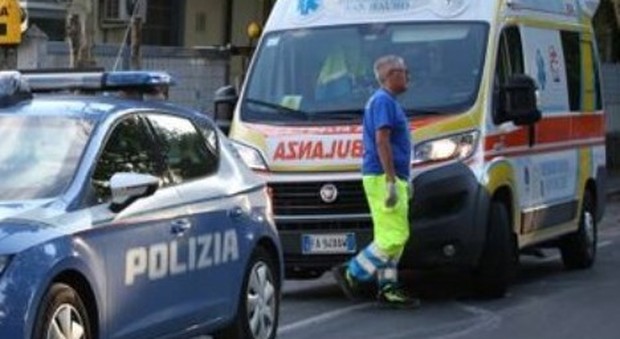 Pesaro, scaraventa l'anziana madre giù dalle scale: lei all'ospedale, lui in psichiatria