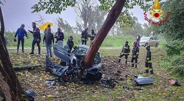 https://statics.cedscdn.it/photos/MED/41/61/8394161_04081715_incidente_porsche_foto.jpg