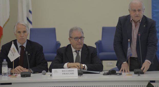 Il presidente della federazione mondiale Riccardo Fraccari (al centro)